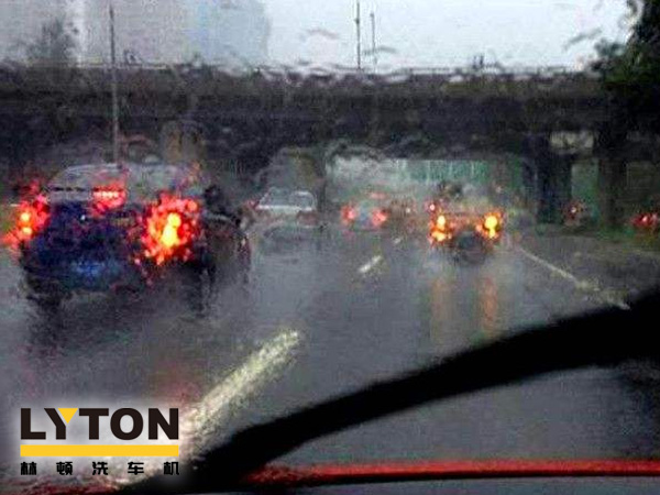 電腦洗車機(jī)南京林頓自動化再次提醒您，雨后一定要記得及時洗車。